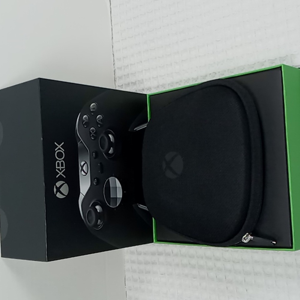 Xbox Elite Wireless Controller In Box w/ Carry Case For Xbox One - Picture 2 of 15